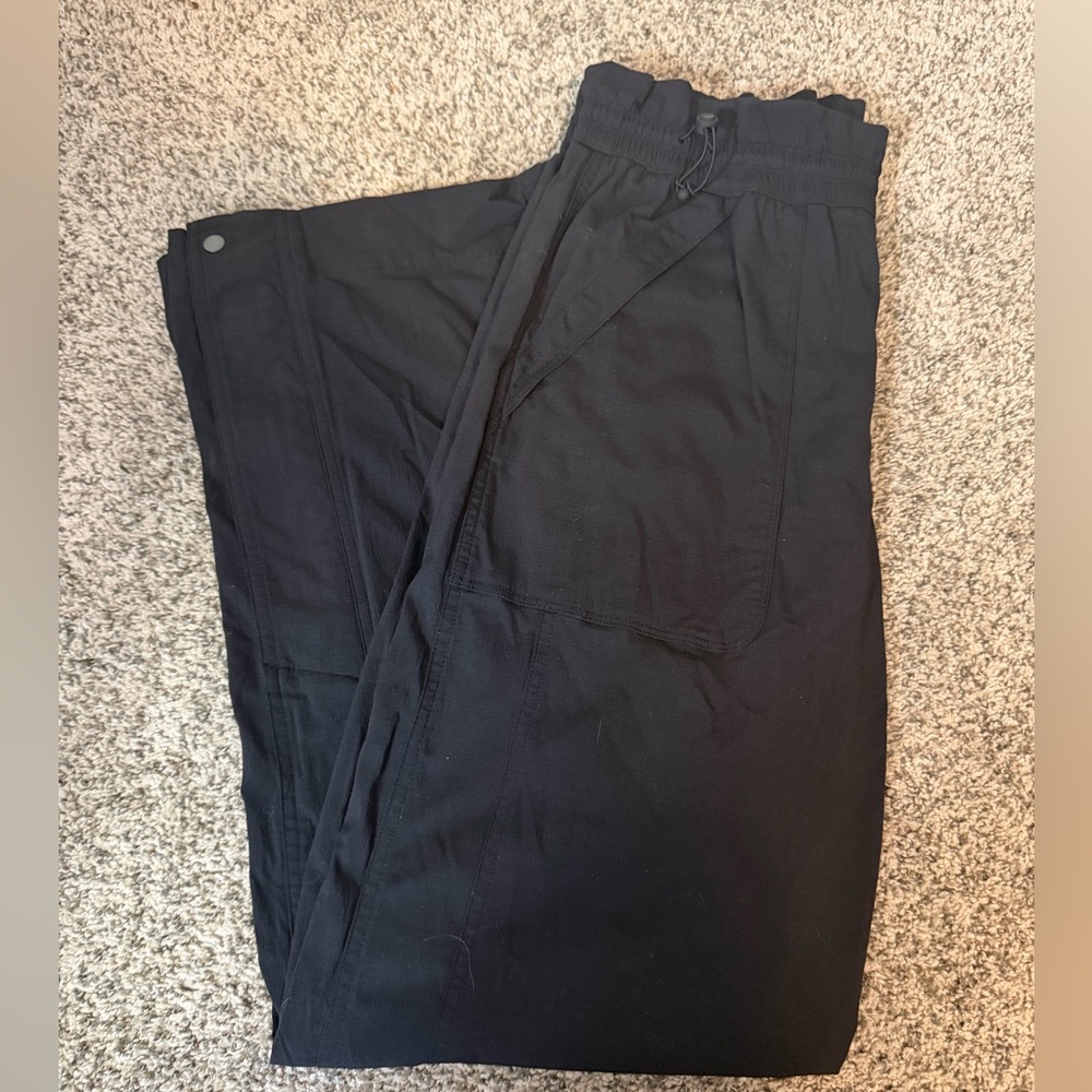 Athleta Women’s Adjustable Cargo Straight Leg Pants in Black, Size 6